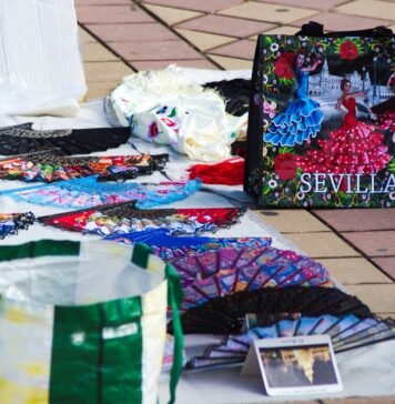 Las Hermandades Sevillanas se Preparan para una Década de Celebraciones Históricas a bunch of umbrellas that are on the ground