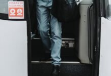 Los Desafíos Humanos en el Transporte Ferroviario de Alta Velocidad: Cuando la Tecnología Depende de las Personas a man with a backpack is stepping out of a bus