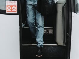 Los Desafíos Humanos en el Transporte Ferroviario de Alta Velocidad: Cuando la Tecnología Depende de las Personas a man with a backpack is stepping out of a bus