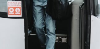 Los Desafíos Humanos en el Transporte Ferroviario de Alta Velocidad: Cuando la Tecnología Depende de las Personas a man with a backpack is stepping out of a bus