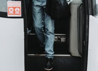 Los Desafíos Humanos en el Transporte Ferroviario de Alta Velocidad: Cuando la Tecnología Depende de las Personas a man with a backpack is stepping out of a bus