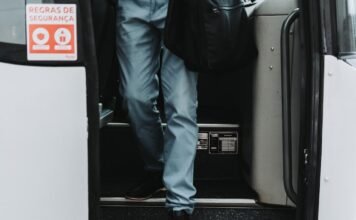 Los Desafíos Humanos en el Transporte Ferroviario de Alta Velocidad: Cuando la Tecnología Depende de las Personas a man with a backpack is stepping out of a bus