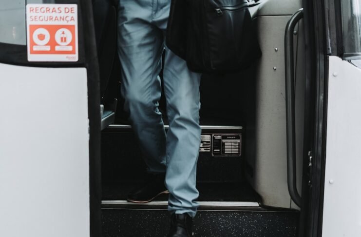 Los Desafíos Humanos en el Transporte Ferroviario de Alta Velocidad: Cuando la Tecnología Depende de las Personas a man with a backpack is stepping out of a bus
