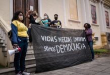 El debate sobre las subvenciones al cine español: entre la libertad de expresión y la polarización política a group of people holding a sign on a sidewalk