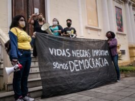 El debate sobre las subvenciones al cine español: entre la libertad de expresión y la polarización política a group of people holding a sign on a sidewalk