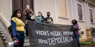 El debate sobre las subvenciones al cine español: entre la libertad de expresión y la polarización política a group of people holding a sign on a sidewalk