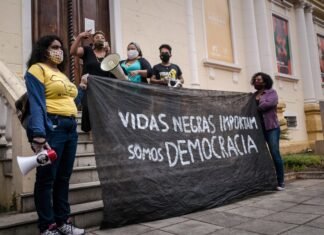 El debate sobre las subvenciones al cine español: entre la libertad de expresión y la polarización política a group of people holding a sign on a sidewalk