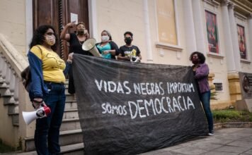 El debate sobre las subvenciones al cine español: entre la libertad de expresión y la polarización política a group of people holding a sign on a sidewalk