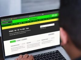 España se posiciona como centro neurálgico del hidrógeno verde en el mercado energético europeo A man sitting in front of a laptop computer