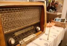 La radio tradicional resiste el embate digital: el fenómeno de las voces icónicas en la era del streaming brown and white radio on white paper