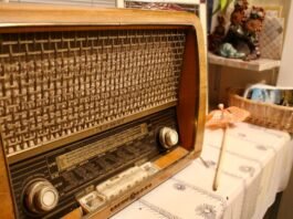 La radio tradicional resiste el embate digital: el fenómeno de las voces icónicas en la era del streaming brown and white radio on white paper