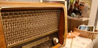 La radio tradicional resiste el embate digital: el fenómeno de las voces icónicas en la era del streaming brown and white radio on white paper