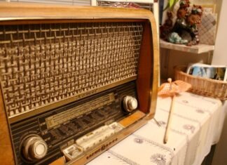 La radio tradicional resiste el embate digital: el fenómeno de las voces icónicas en la era del streaming brown and white radio on white paper