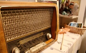 La radio tradicional resiste el embate digital: el fenómeno de las voces icónicas en la era del streaming brown and white radio on white paper