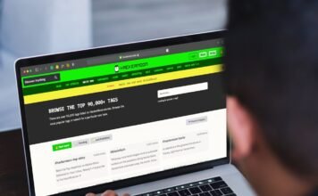 Villarreal consolida su resurgir europeo con miras a repetir hazaña histórica A man sitting in front of a laptop computer