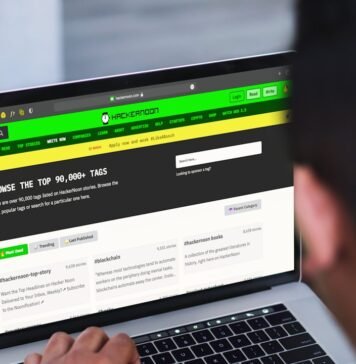 Villarreal consolida su resurgir europeo con miras a repetir hazaña histórica A man sitting in front of a laptop computer