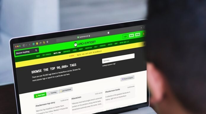 Villarreal consolida su resurgir europeo con miras a repetir hazaña histórica A man sitting in front of a laptop computer