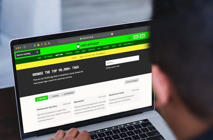 Villarreal consolida su resurgir europeo con miras a repetir hazaña histórica A man sitting in front of a laptop computer