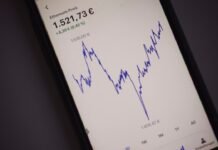 El resurgimiento de la banca de inversión: cuando la incertidumbre genera oportunidades black android smartphone displaying white screen