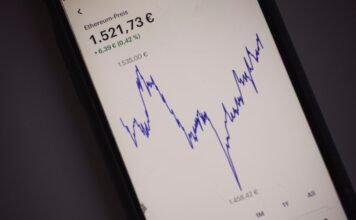 El resurgimiento de la banca de inversión: cuando la incertidumbre genera oportunidades black android smartphone displaying white screen