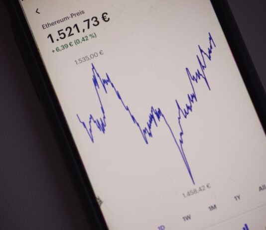 El resurgimiento de la banca de inversión: cuando la incertidumbre genera oportunidades black android smartphone displaying white screen