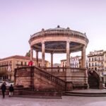 El sector de la belleza en España: Motor económico de 19.000 millones que redefine el mercado nacional a group of people walking around a city square