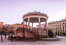 El sector de la belleza en España: Motor económico de 19.000 millones que redefine el mercado nacional a group of people walking around a city square