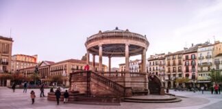 El sector de la belleza en España: Motor económico de 19.000 millones que redefine el mercado nacional a group of people walking around a city square