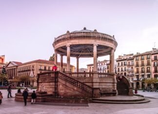 El sector de la belleza en España: Motor económico de 19.000 millones que redefine el mercado nacional a group of people walking around a city square