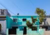 Los Megalitos Revelan una Arquitectura Sagrada del Paisaje Ancestral teal concrete house under blue sky