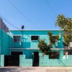 Los Megalitos Revelan una Arquitectura Sagrada del Paisaje Ancestral teal concrete house under blue sky