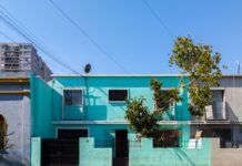 Los Megalitos Revelan una Arquitectura Sagrada del Paisaje Ancestral teal concrete house under blue sky