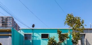 Los Megalitos Revelan una Arquitectura Sagrada del Paisaje Ancestral teal concrete house under blue sky