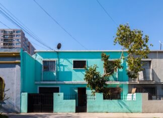Los Megalitos Revelan una Arquitectura Sagrada del Paisaje Ancestral teal concrete house under blue sky