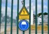 Seguridad energética europea en riesgo: la vulnerabilidad de la infraestructura crítica ante amenazas cibernéticas a green fence with a sign on it