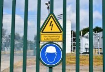 Seguridad energética europea en riesgo: la vulnerabilidad de la infraestructura crítica ante amenazas cibernéticas a green fence with a sign on it