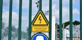 Seguridad energética europea en riesgo: la vulnerabilidad de la infraestructura crítica ante amenazas cibernéticas a green fence with a sign on it