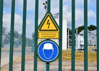 Seguridad energética europea en riesgo: la vulnerabilidad de la infraestructura crítica ante amenazas cibernéticas a green fence with a sign on it
