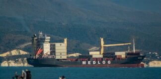 La revolución de la carga ultrarrápida: beneficios y desafíos de los 9 minutos de autonomía completa A group of people sitting on a rock next to a body of water