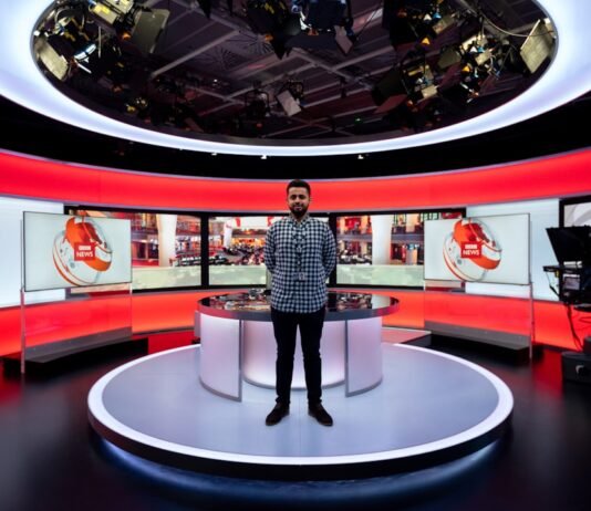 Las tensiones geopolíticas en el Golfo Pérsico: Entre la diplomacia multilateral y las decisiones unilaterales woman in black and white checkered dress shirt standing on white round table