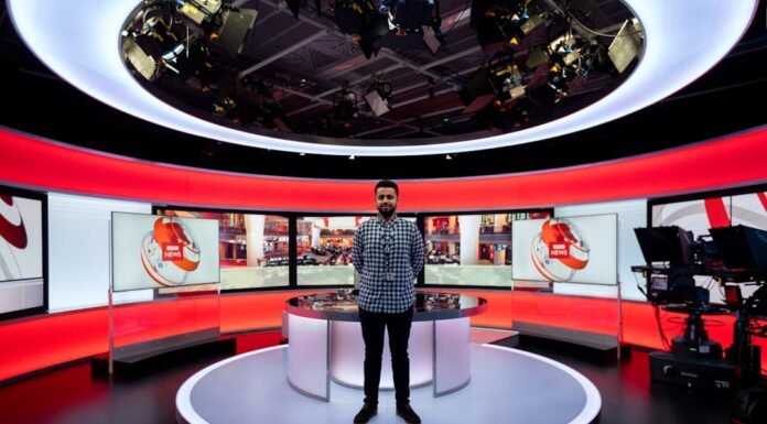 Las tensiones geopolíticas en el Golfo Pérsico: Entre la diplomacia multilateral y las decisiones unilaterales woman in black and white checkered dress shirt standing on white round table