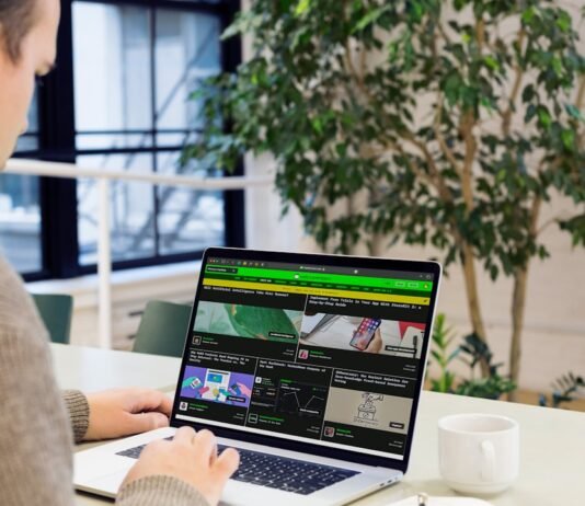 El remake de Hokuto no Ken divide a los fans: entre la nostalgia y las expectativas modernas A man sitting at a desk using a laptop computer