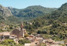 La lesión de muñeca de Carlos Alcaraz: un revés temporal en su meteórica carrera tenística A village nestled between lush mountains.