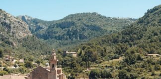 La lesión de muñeca de Carlos Alcaraz: un revés temporal en su meteórica carrera tenística A village nestled between lush mountains.