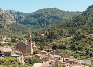 La lesión de muñeca de Carlos Alcaraz: un revés temporal en su meteórica carrera tenística A village nestled between lush mountains.