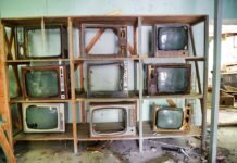 La revolución del tamaño en televisores: cuando más grande no siempre significa mejor experiencia brown and black vintage tv