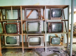 La revolución del tamaño en televisores: cuando más grande no siempre significa mejor experiencia brown and black vintage tv