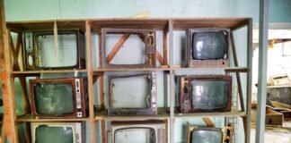 La revolución del tamaño en televisores: cuando más grande no siempre significa mejor experiencia brown and black vintage tv