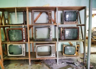 La revolución del tamaño en televisores: cuando más grande no siempre significa mejor experiencia brown and black vintage tv