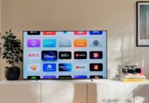 La Revolución OLED Llega al iPad Air: Apple Redefine su Estrategia de Pantallas para 2027 a flat screen tv sitting on top of a white cabinet